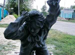 Царь Петр I на коленях скульптура