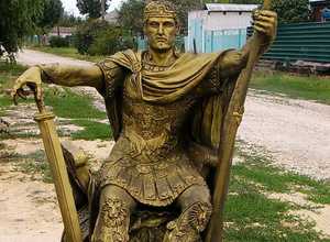 Император Константин памятник