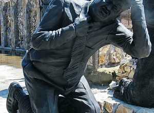 Ельцын Борис Николаевич на коленях-памятник