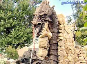 большой фонтан-дракон, из пасти которого льется вода