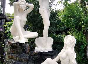 белые статуи нимф соблазнительниц