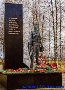 На фотографии изображен памятник военному участнику СВО