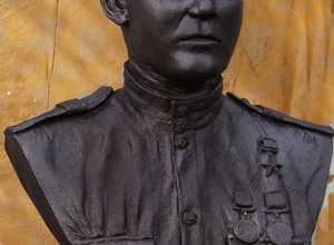 бюст героя войны Григорьева Михаила Яковлевича
