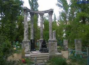Фотография мемориала с колоннами и памятником на российском кладбище