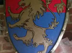 Геральдический лев на щите с гербом графа Анжуйского