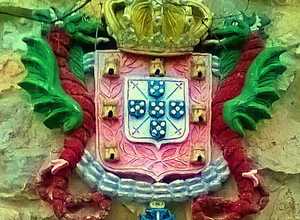 барельеф малого герба Португалии