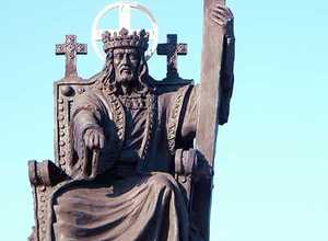 Статую Христа-Царя на троне